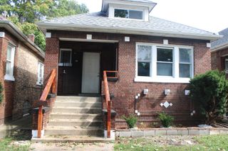 8207 S Marquette Avenue, Chicago, IL 60617