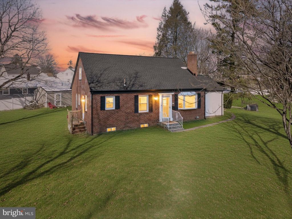 6 CEDAR RD, Wallingford, PA 19086