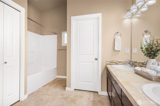 932 N 96th Street, Seattle, WA 98103