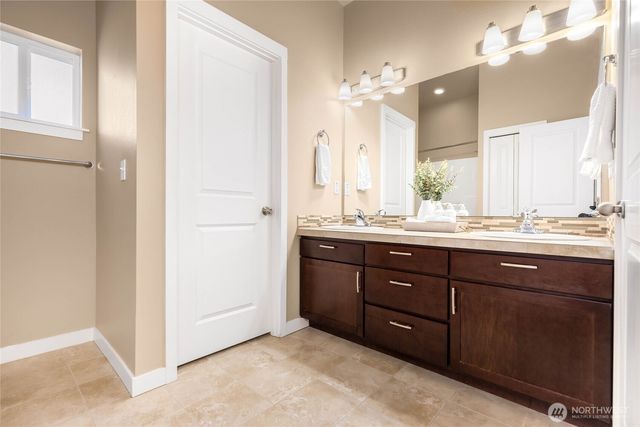 932 N 96th Street, Seattle, WA 98103