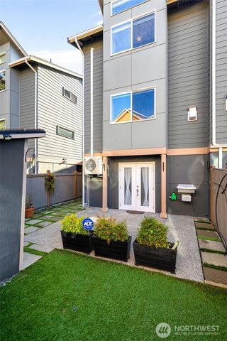 932 N 96th Street, Seattle, WA 98103