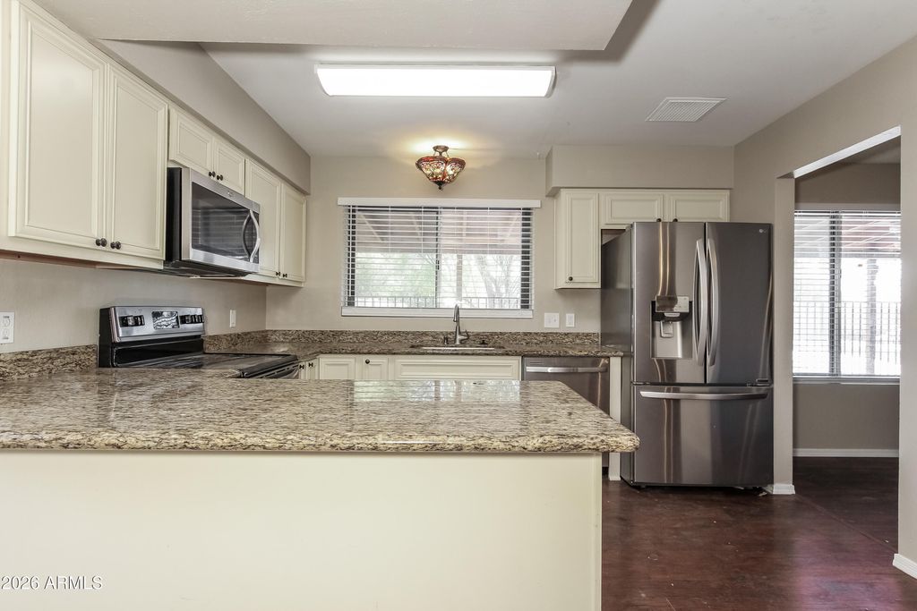 Image 10 of property listing at 2839 W WAGONER Road, Phoenix, AZ 85053
