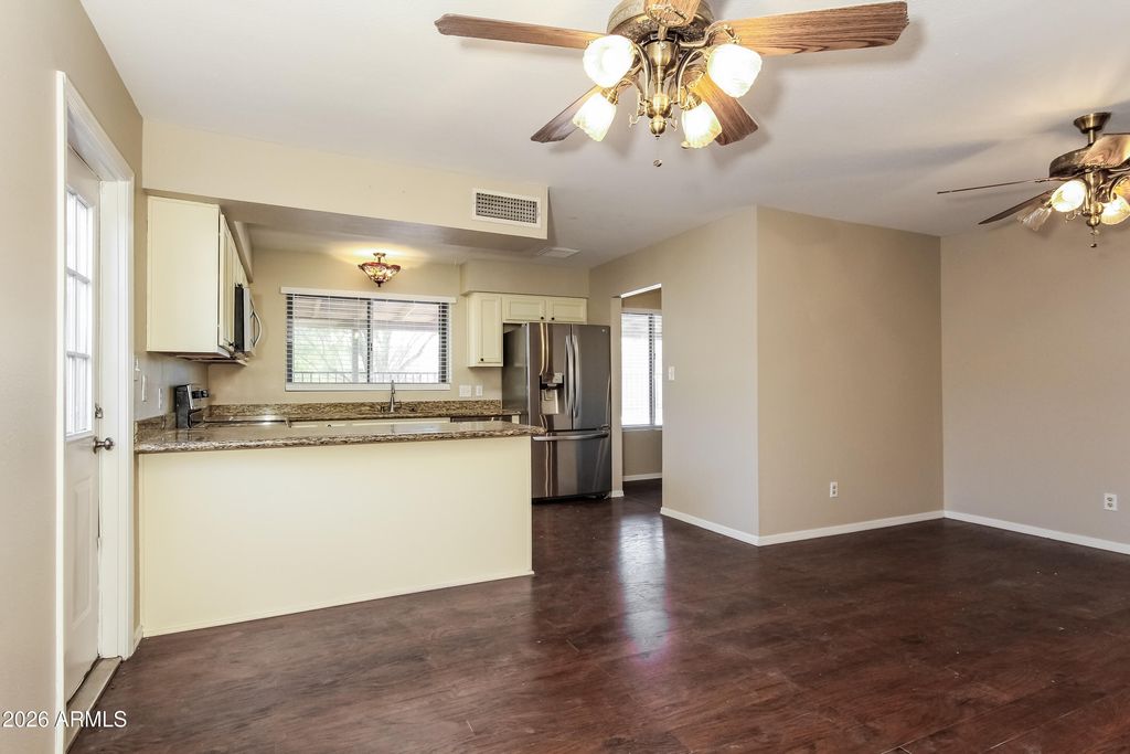 Image 11 of property listing at 2839 W WAGONER Road, Phoenix, AZ 85053