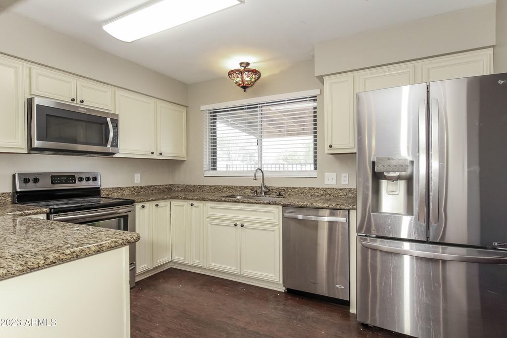 Image 12 of property listing at 2839 W WAGONER Road, Phoenix, AZ 85053