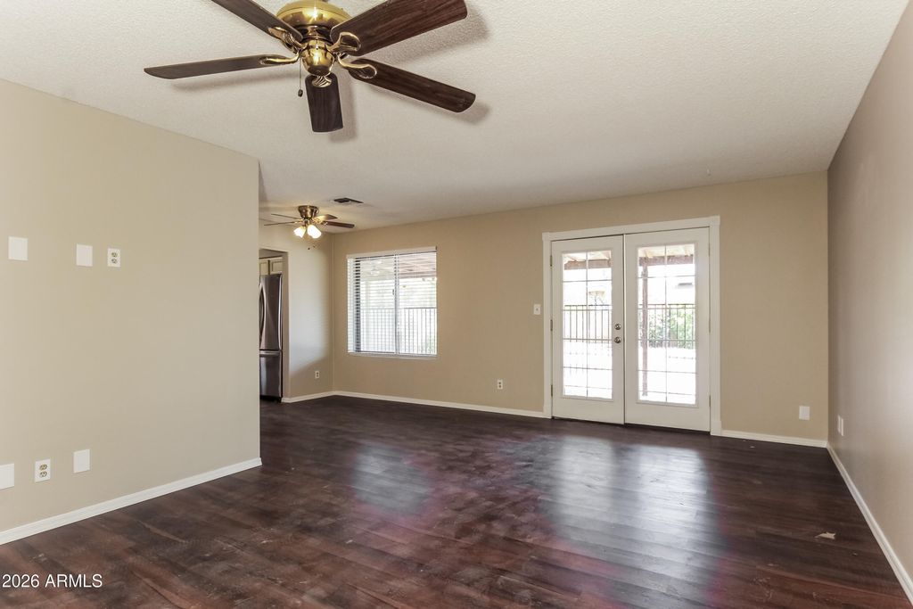 Image 13 of property listing at 2839 W WAGONER Road, Phoenix, AZ 85053