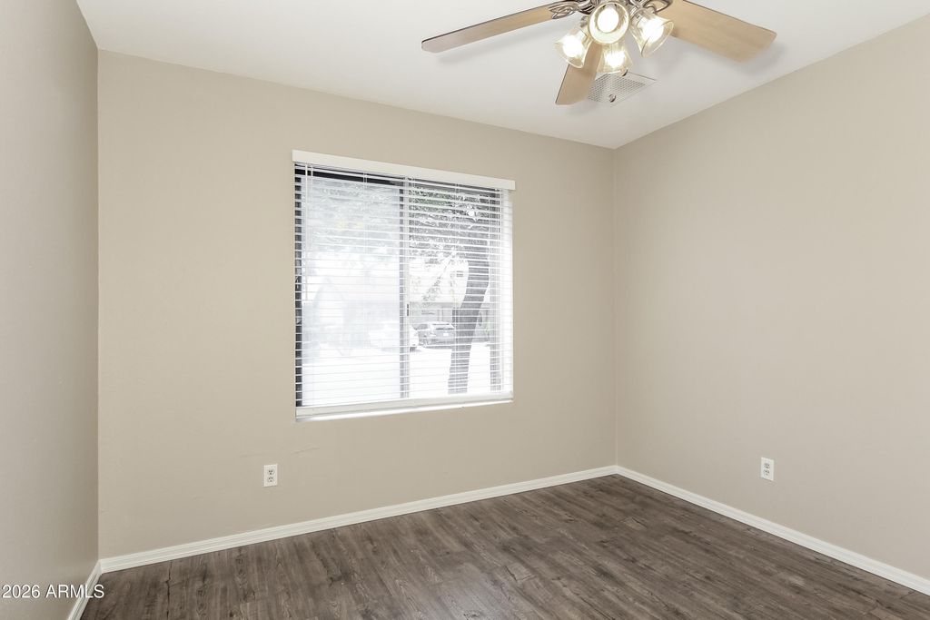 Image 4 of property listing at 2839 W WAGONER Road, Phoenix, AZ 85053