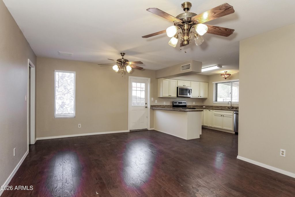 Image 8 of property listing at 2839 W WAGONER Road, Phoenix, AZ 85053