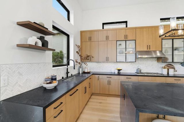 11660 Winding Way, Los Altos, CA 94024