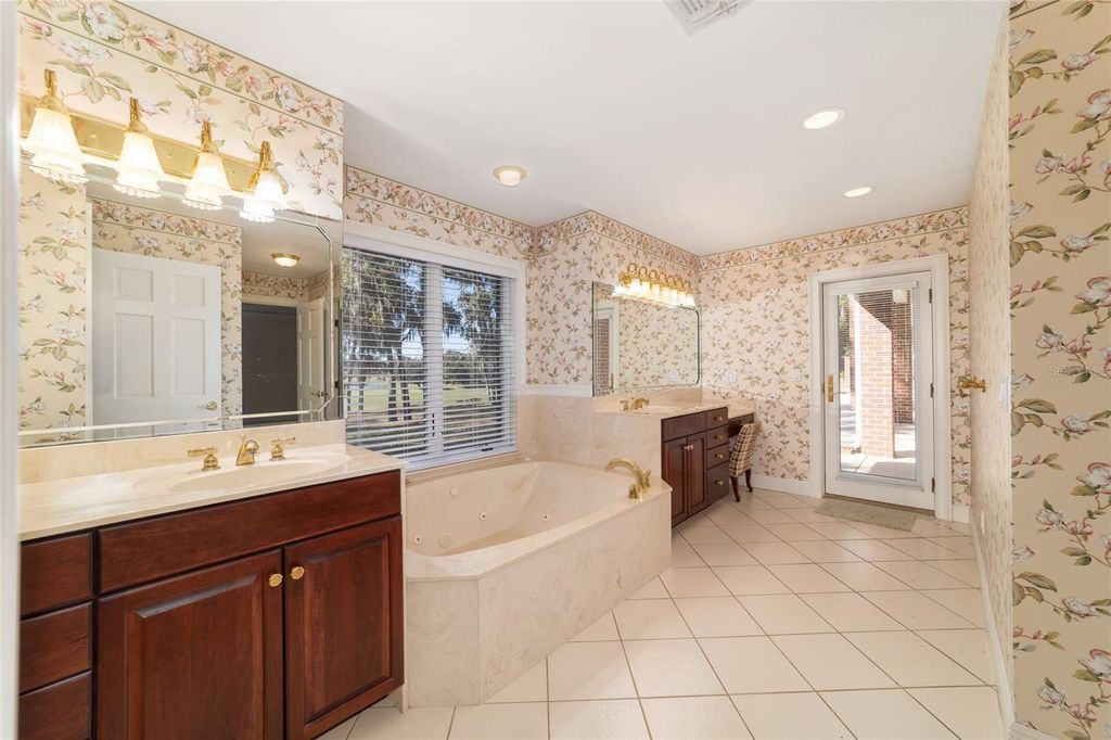 Image 16 of property listing at 1570 SE 73RD PLACE, Ocala, FL 34480