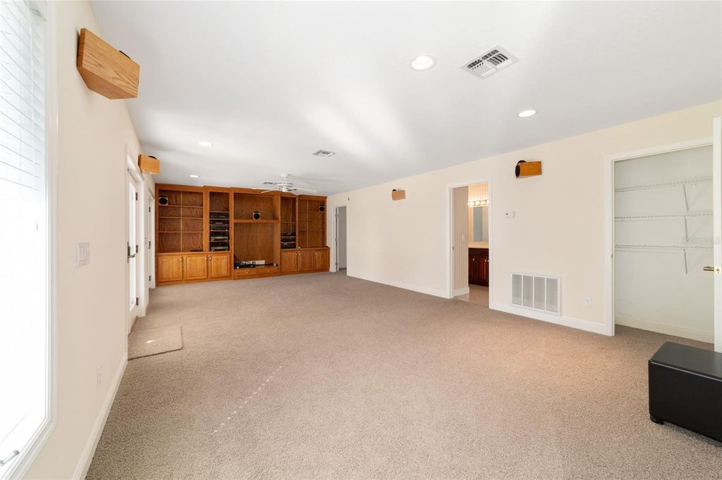 Image 22 of property listing at 1570 SE 73RD PLACE, Ocala, FL 34480