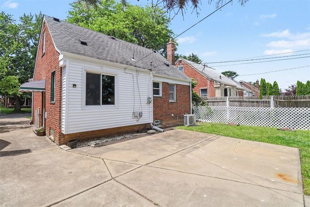 9885 Hubert Avenue, Allen Park, MI 48101