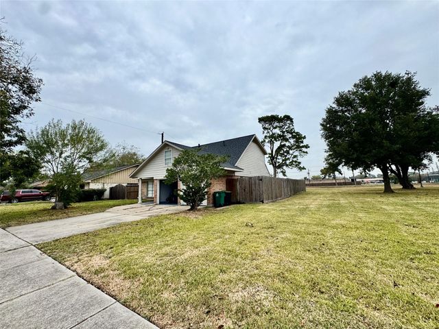 5813 Lucy Lane, Pasadena, TX 77505