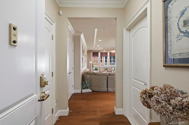 318 Roosevelt Way, Westbury, NY 11590