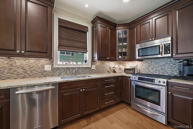 318 Roosevelt Way, Westbury, NY 11590