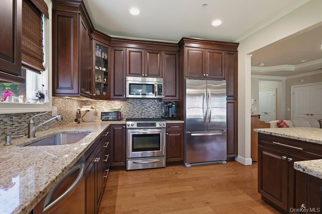 318 Roosevelt Way, Westbury, NY 11590