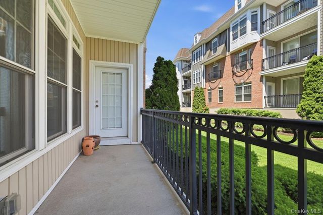 318 Roosevelt Way, Westbury, NY 11590