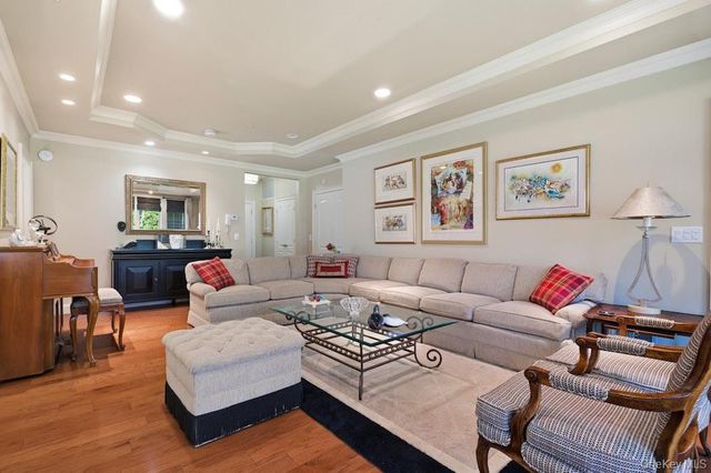 318 Roosevelt Way, Westbury, NY 11590