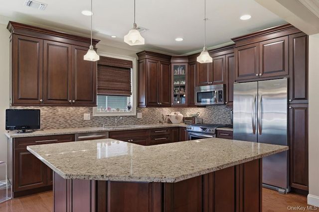 318 Roosevelt Way, Westbury, NY 11590