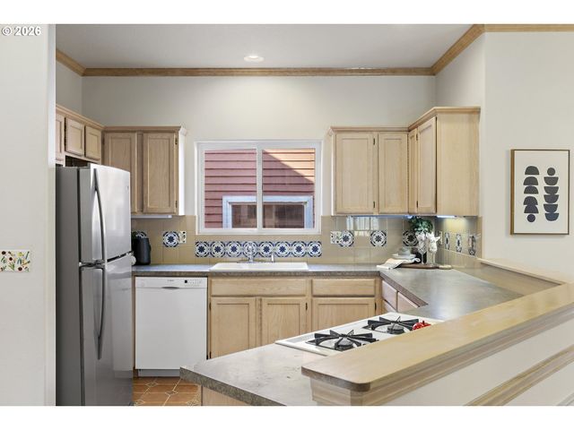 1012 Ne MULTNOMAH Dr, Fairview, OR 97024
