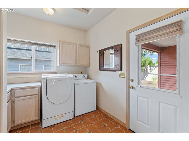 1012 Ne MULTNOMAH Dr, Fairview, OR 97024