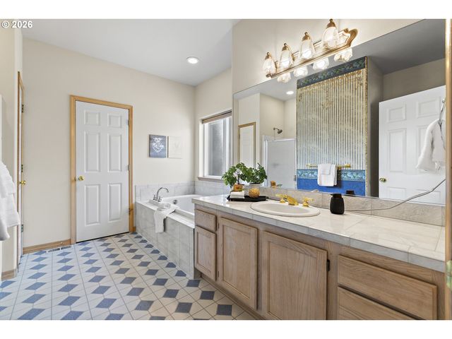 1012 Ne MULTNOMAH Dr, Fairview, OR 97024