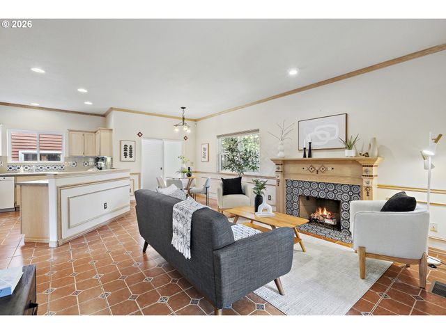 1012 Ne MULTNOMAH Dr, Fairview, OR 97024