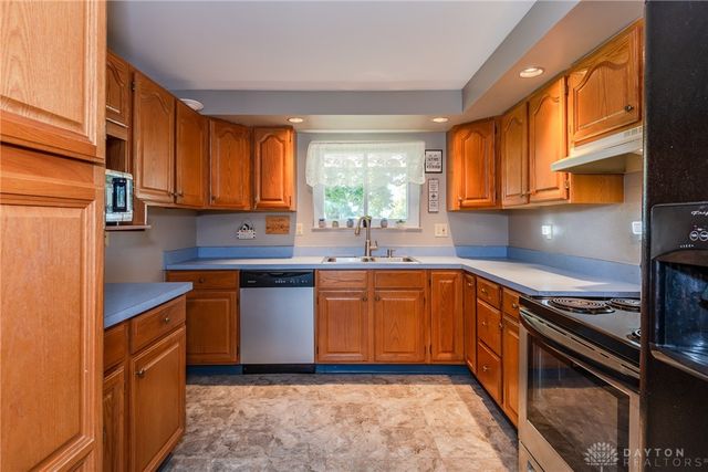 1021 Cottage Court Drive, Fairborn, OH 45324