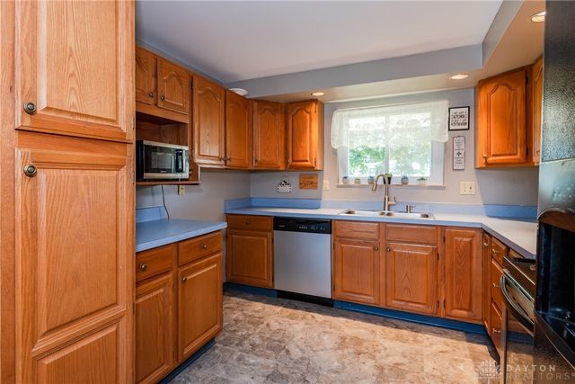 1021 Cottage Court Drive, Fairborn, OH 45324