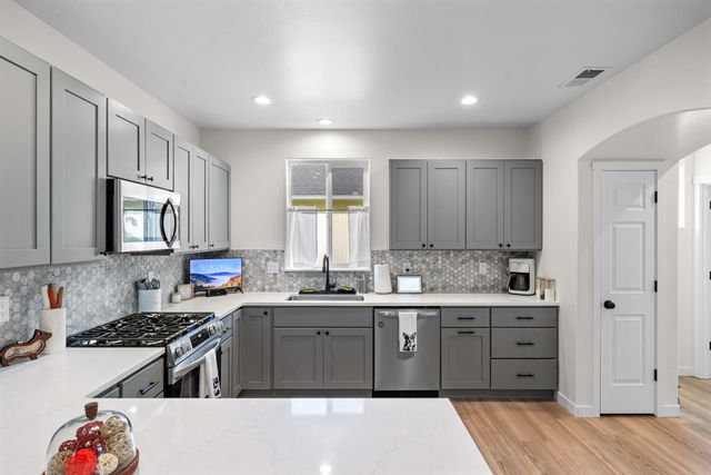 1331 NE 4th Street, Redmond, OR 97756