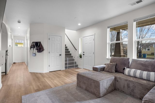 1331 NE 4th Street, Redmond, OR 97756