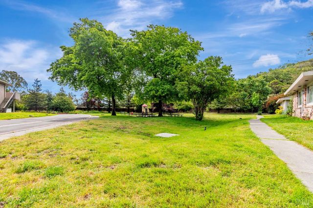 64 Los Padres Cir, Novato, CA 94947