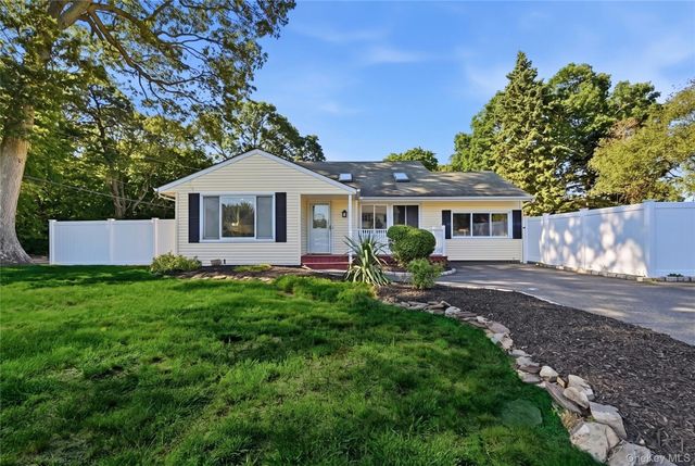 29 Henry Avenue, Selden, NY 11784