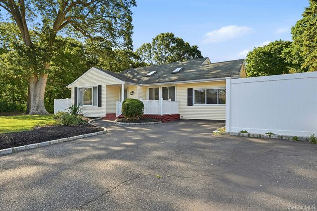 29 Henry Avenue, Selden, NY 11784