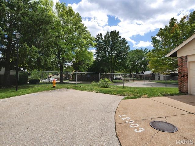12303 White Cap Lane, Florissant, MO 63033