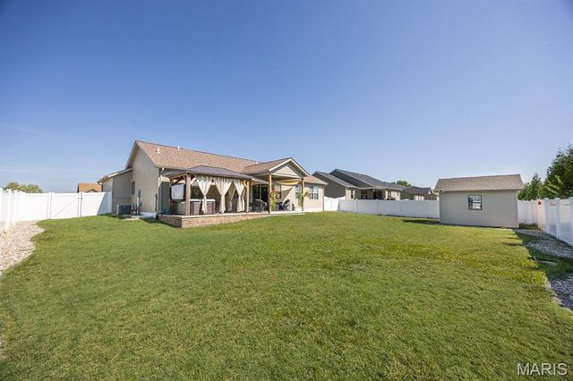 233 Emerald Way, Granite City, IL 62040