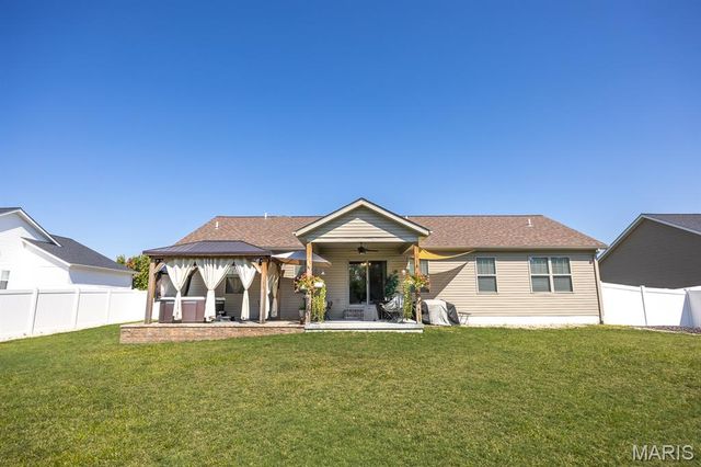 233 Emerald Way, Granite City, IL 62040