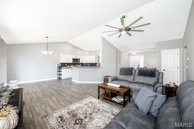 233 Emerald Way, Granite City, IL 62040