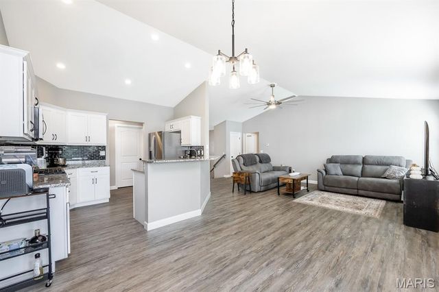 233 Emerald Way, Granite City, IL 62040