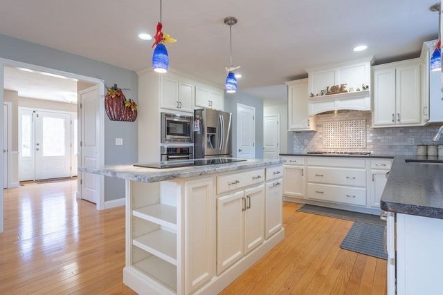 14 Longbrook Dr, Cumberland, RI 02864