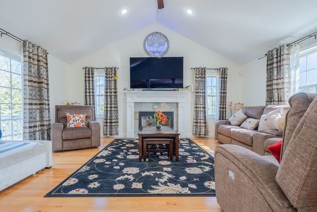 14 Longbrook Dr, Cumberland, RI 02864