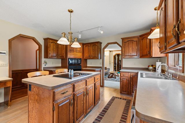 6 Lacosta Drive, Dellwood, MN 55110