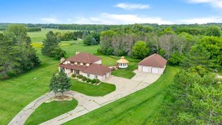 6 Lacosta Drive, Dellwood, MN 55110