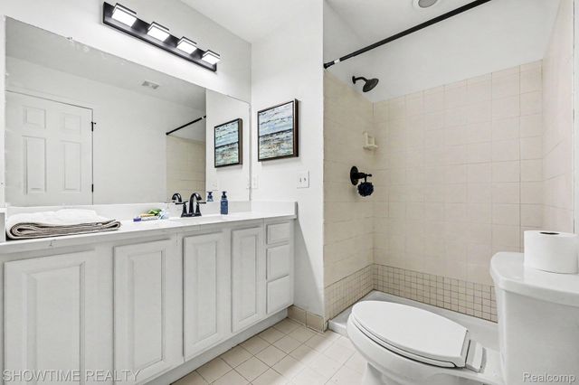 8568 Heywood Circle, Sterling Heights, MI 48312