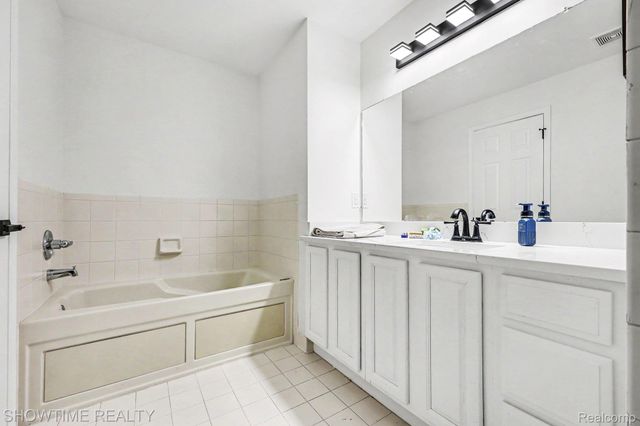 8568 Heywood Circle, Sterling Heights, MI 48312