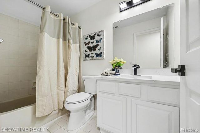 8568 Heywood Circle, Sterling Heights, MI 48312