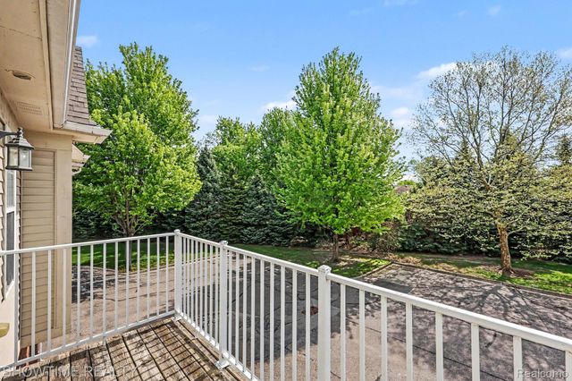 8568 Heywood Circle, Sterling Heights, MI 48312
