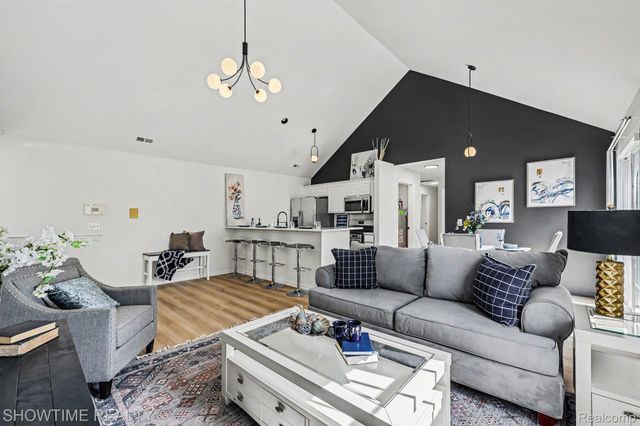8568 Heywood Circle, Sterling Heights, MI 48312