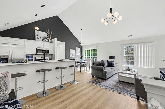 8568 Heywood Circle, Sterling Heights, MI 48312