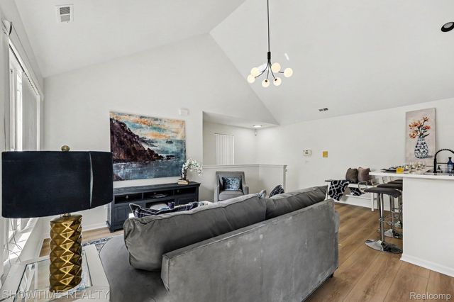 8568 Heywood Circle, Sterling Heights, MI 48312