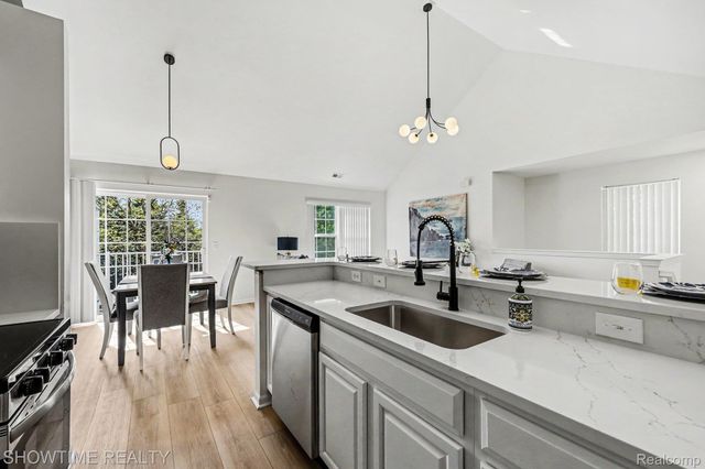 8568 Heywood Circle, Sterling Heights, MI 48312
